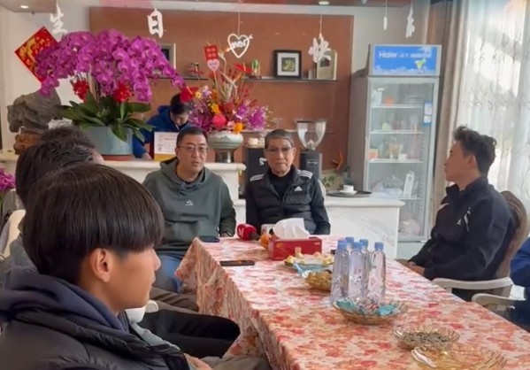  徐根寶寄語(yǔ)申花球員：世界杯出線(xiàn)才是硬道理，要為國(guó)家隊(duì)爭(zhēng)取榮譽(yù)