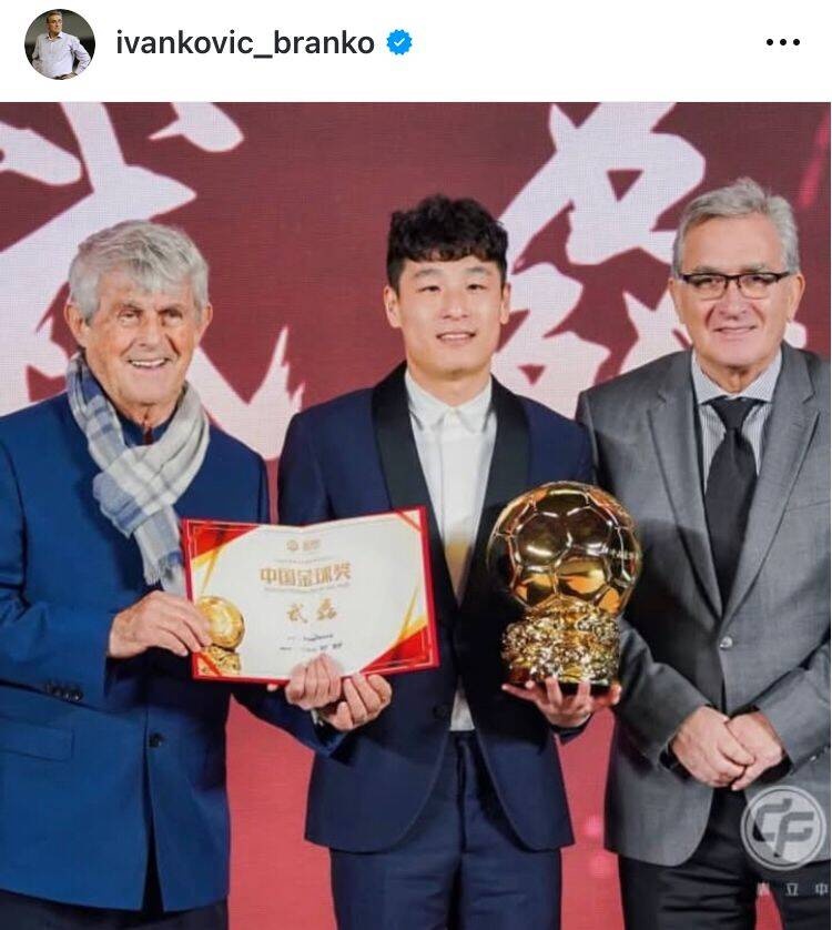  出席中國金球獎頒獎儀式，伊萬曬與武磊、米盧同框照片