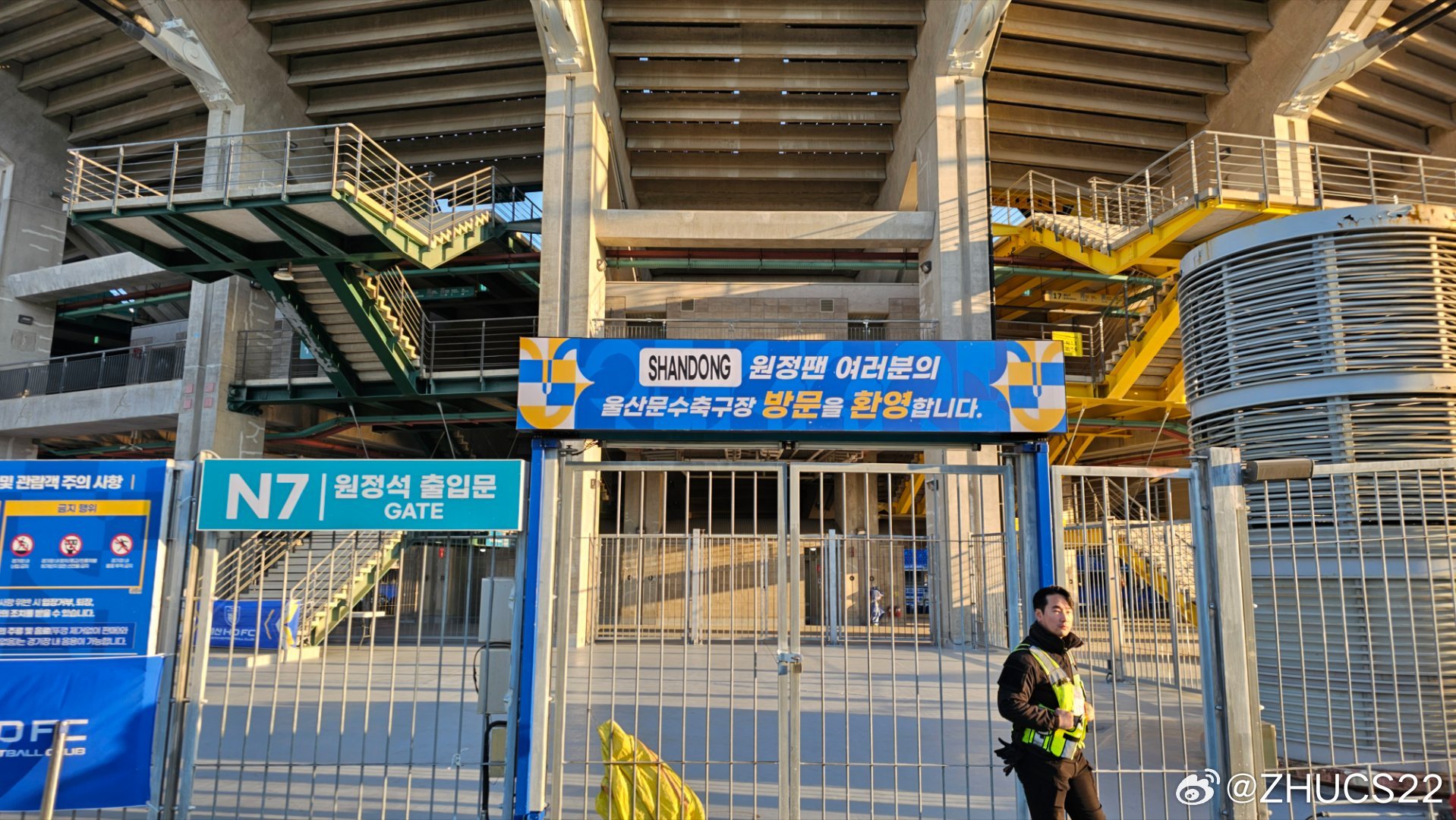 博主：蔚山現(xiàn)場工作人員、轉播車、安保在準備撤場，場外一片安靜