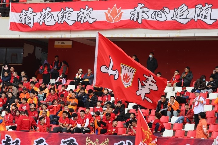 主場上萬名球迷的吶喊助威，給山東體彩女足征戰(zhàn)女超增添了能量與動力