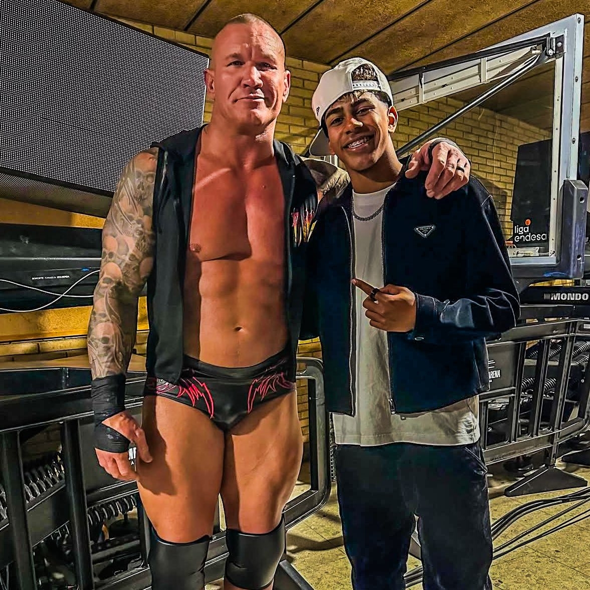  小心RKO！亞馬爾現(xiàn)場觀戰(zhàn)WWE，和奧爾頓、Triple H等合影