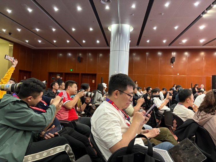 萬眾矚目！記者擠滿國足賽前新聞發(fā)布廳，賽場記者預(yù)計(jì)超300人